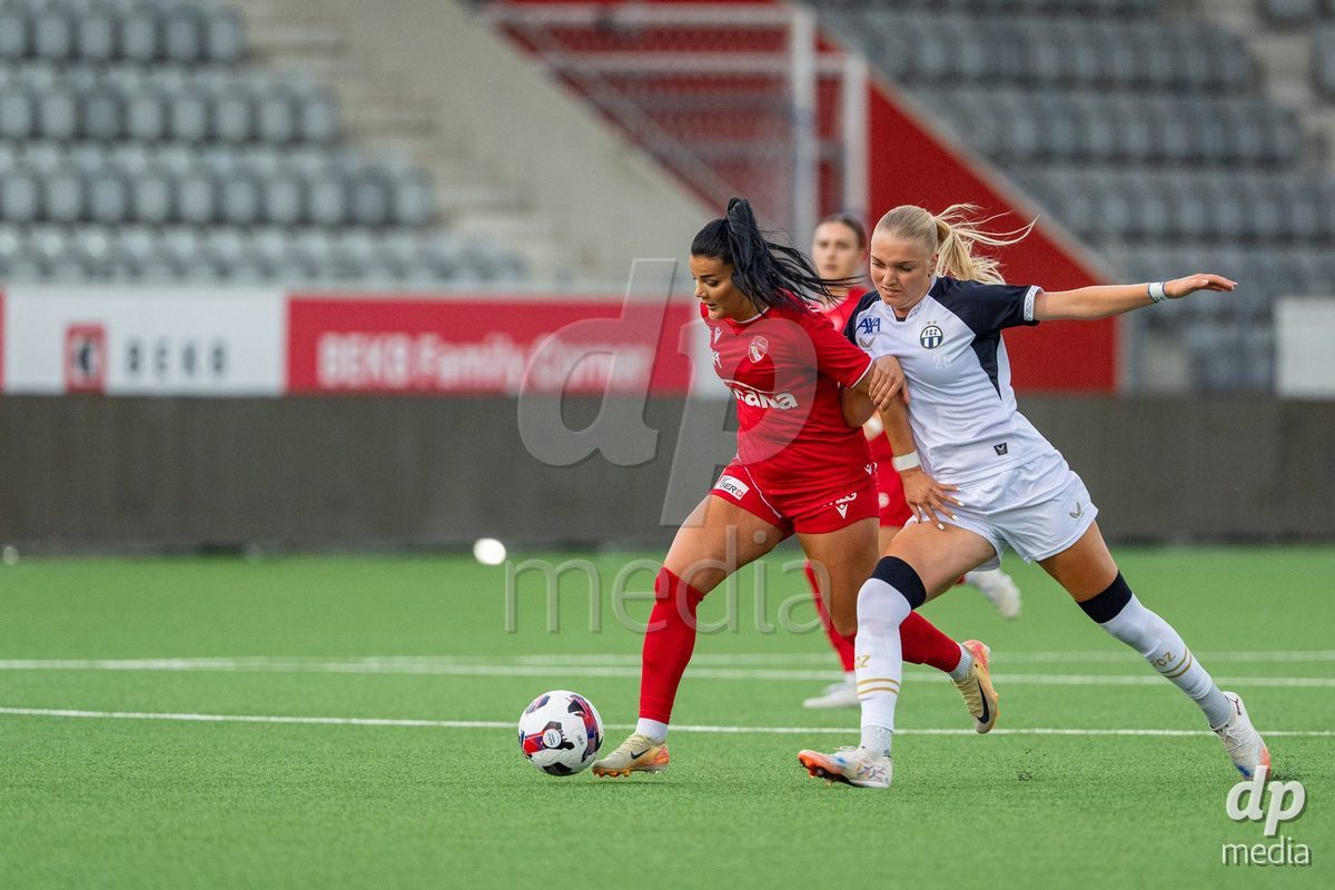 Switzerland: AXA Womens Super League 2025/26, FC Thun vs FC Zurich - Stockhorn Arena, Thun: Mimoza Hamidi (7 Thun, left) in duel with Romy Baraniak (25 Zurich, right)