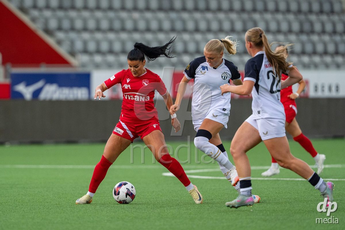 Switzerland: AXA Womens Super League 2025/26, FC Thun vs FC Zurich - Stockhorn Arena, Thun: Mimoza Hamidi (7 Thun) in duel with Romy Baraniak (25 Zurich)
