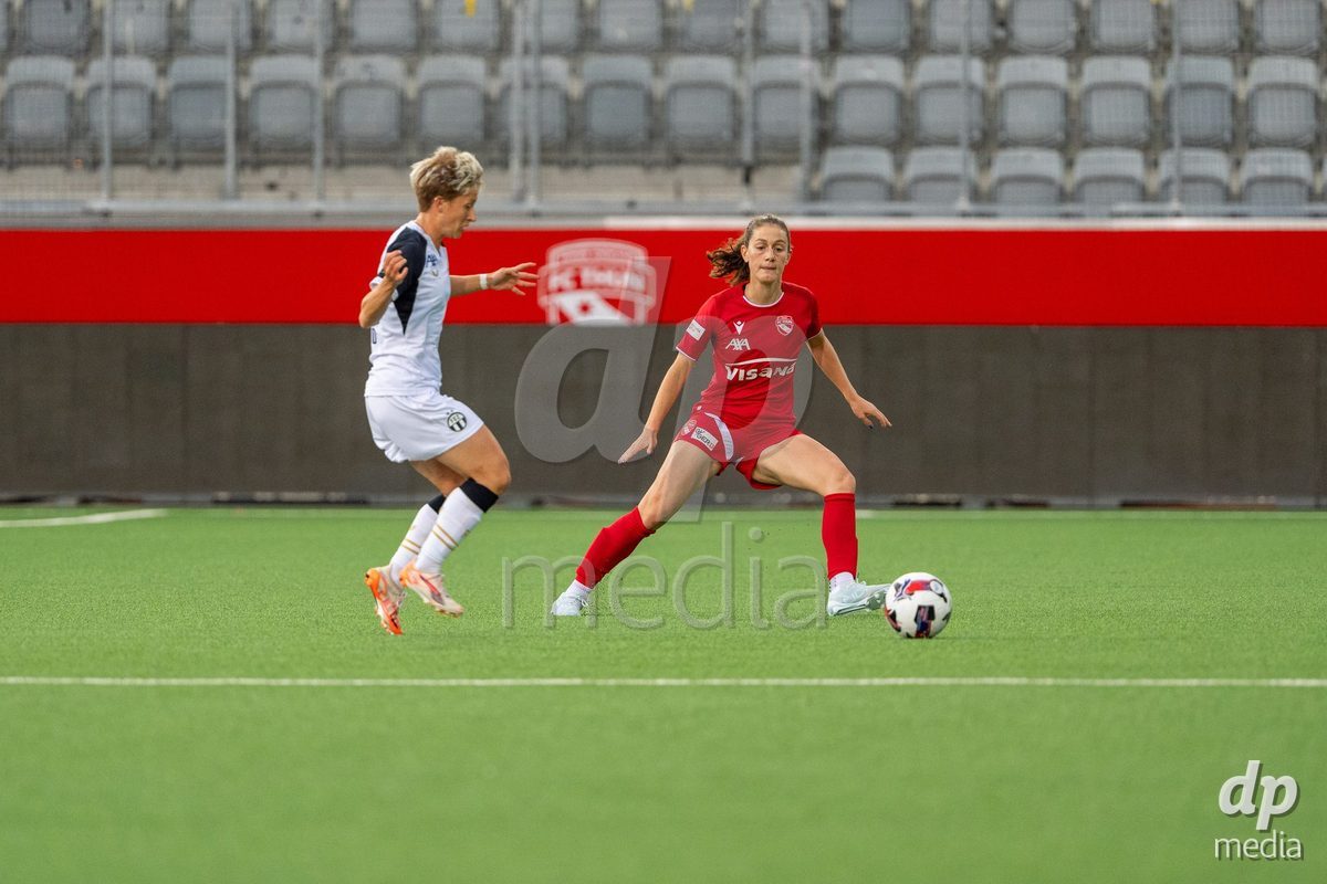 Switzerland: AXA Womens Super League 2025/26, FC Thun vs FC Zurich - Stockhorn Arena, Thun: Sophie Aeberhard (3 Thun) is defending against Amelie Jasmine Roduner (10 Zurich)
