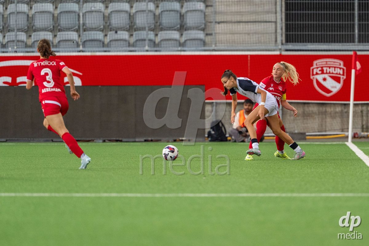 Switzerland: AXA Womens Super League 2025/26, FC Thun vs FC Zurich - Stockhorn Arena, Thun: Shenia Schmid (61 Thun) in duel with Borbala Dora Vincze (19 Zurich)