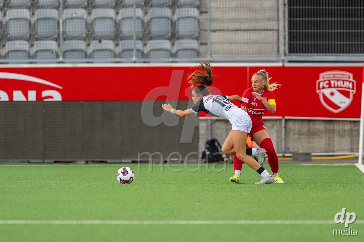 Switzerland: AXA Womens Super League 2025/26, FC Thun vs FC Zurich - Stockhorn Arena, Thun: Shenia Schmid (61 Thun) in duel with Borbala Dora Vincze (19 Zurich)