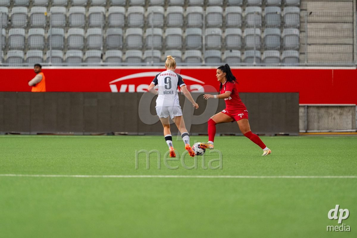 Switzerland: AXA Womens Super League 2025/26, FC Thun vs FC Zurich - Stockhorn Arena, Thun: Mimoza Hamidi (7 Thun) in action against Chiara Fabienne Bücher (Chiara Fabienne Bucher) (9 Zurich)