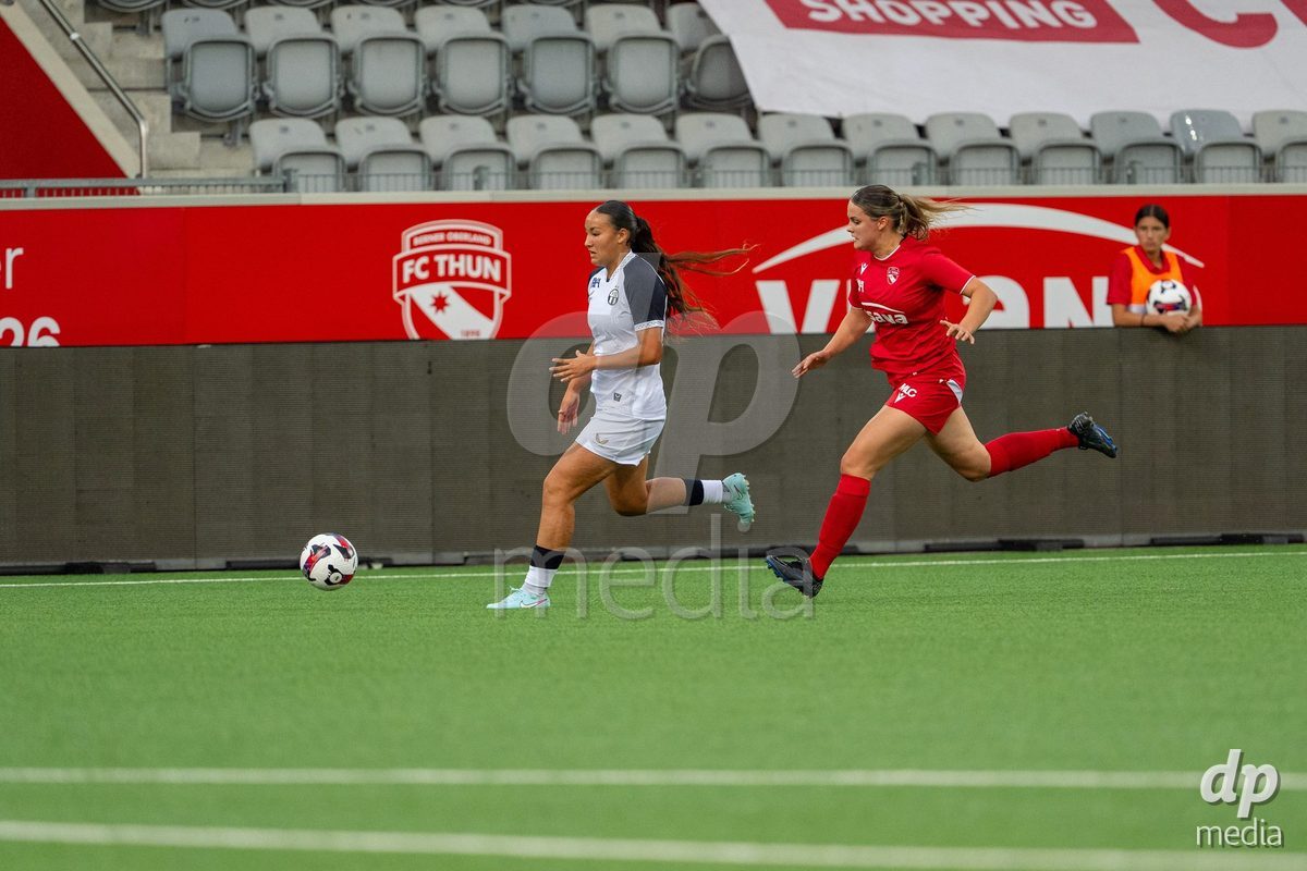 Switzerland: AXA Womens Super League 2025/26, FC Thun vs FC Zurich - Stockhorn Arena, Thun: Selina Ueltschi (11 Thun) in duel with Shanae Tsawa (16 Zurich)