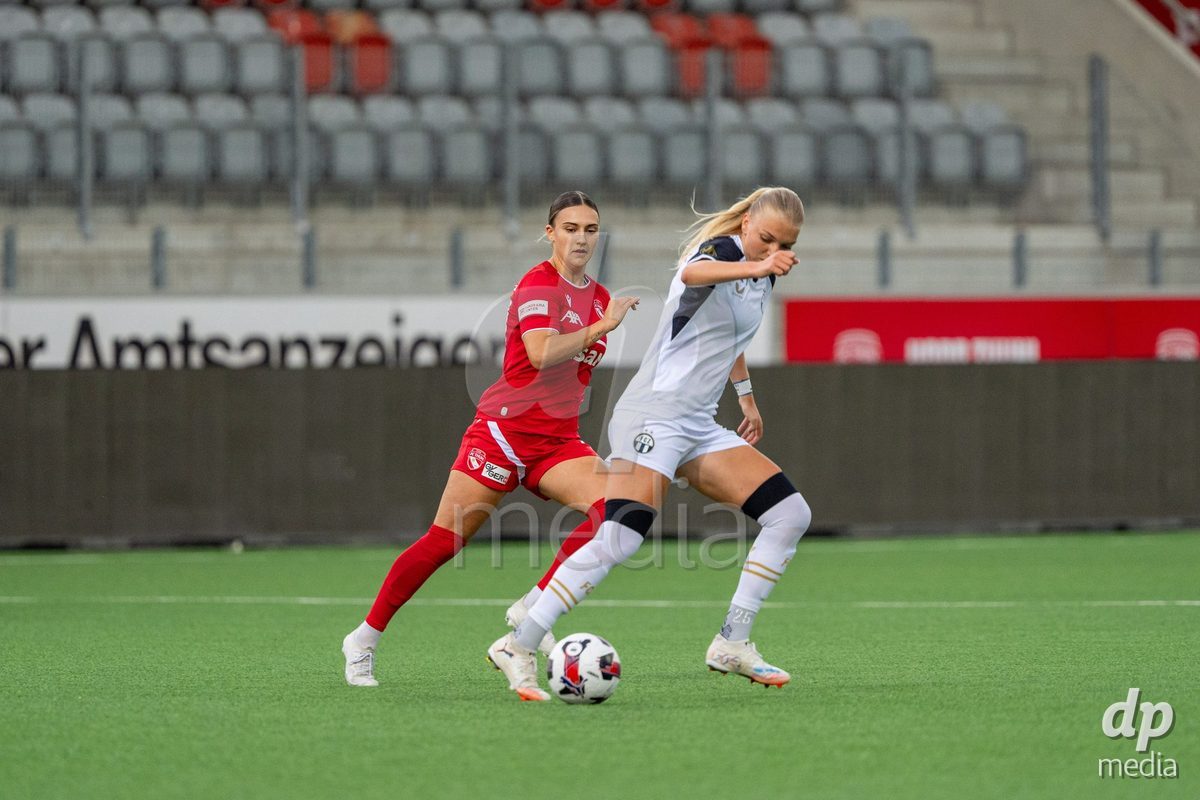 Switzerland: AXA Womens Super League 2025/26, FC Thun vs FC Zurich - Stockhorn Arena, Thun: Jael Jost (77 Thun) in duel with Romy Baraniak (25 Zurich)