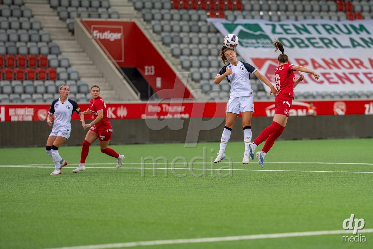 Switzerland: AXA Womens Super League 2025/26, FC Thun vs FC Zurich - Stockhorn Arena, Thun: Luana Bürge (Luana Burge) (6 Zurich) jumps for a header