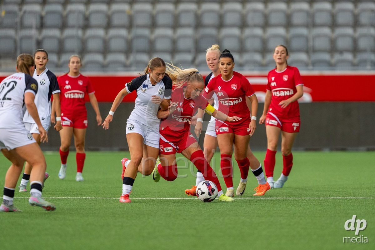 Switzerland: AXA Womens Super League 2025/26, FC Thun vs FC Zurich - Stockhorn Arena, Thun: Shenia Schmid (61 Thun) in duel with Martina Cavar (20 Zurich)