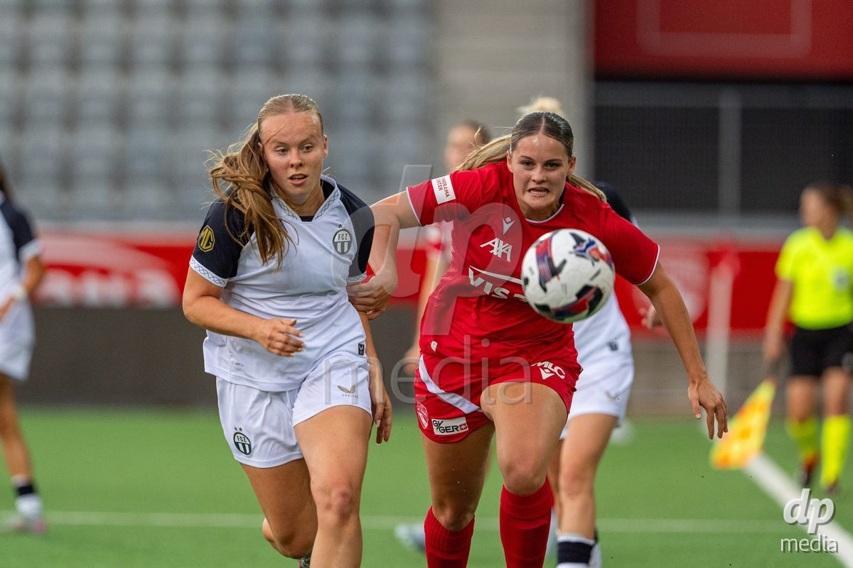 Switzerland: AXA Womens Super League 2025/26, FC Thun vs FC Zurich - Stockhorn Arena, Thun: Selina Ueltschi (11 Thun) in duel with Larissa Uetz (22 Zurich)