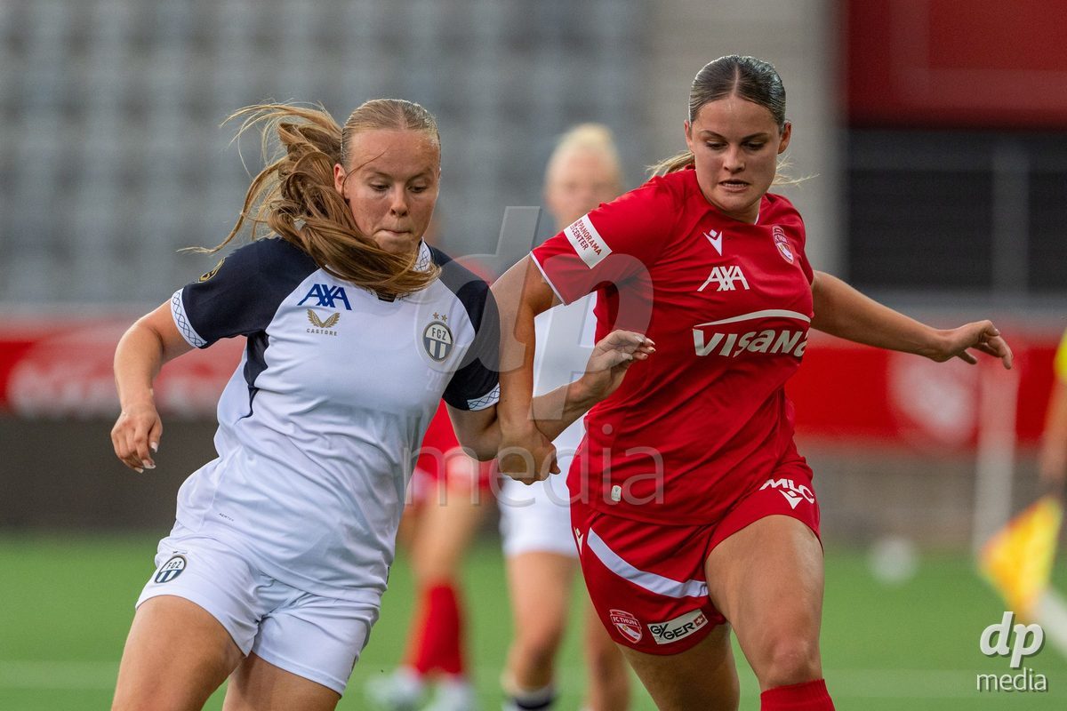 Switzerland: AXA Womens Super League 2025/26, FC Thun vs FC Zurich - Stockhorn Arena, Thun: Selina Ueltschi (11 Thun) in duel with Larissa Uetz (22 Zurich)