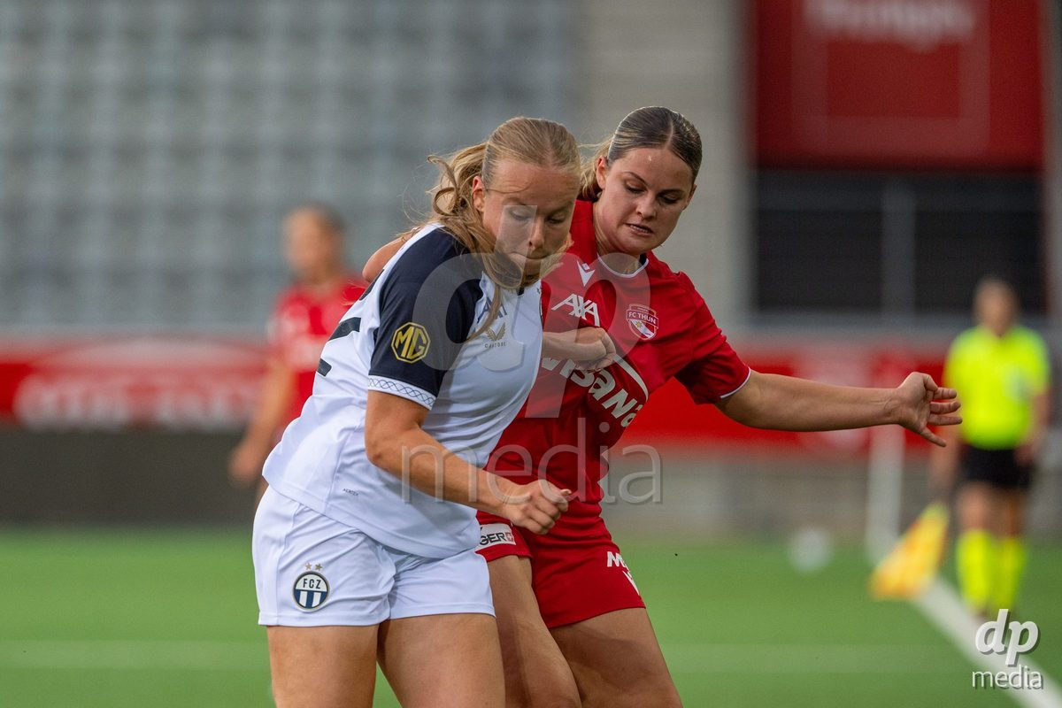Switzerland: AXA Womens Super League 2025/26, FC Thun vs FC Zurich - Stockhorn Arena, Thun: Selina Ueltschi (11 Thun) in duel with Larissa Uetz (22 Zurich)