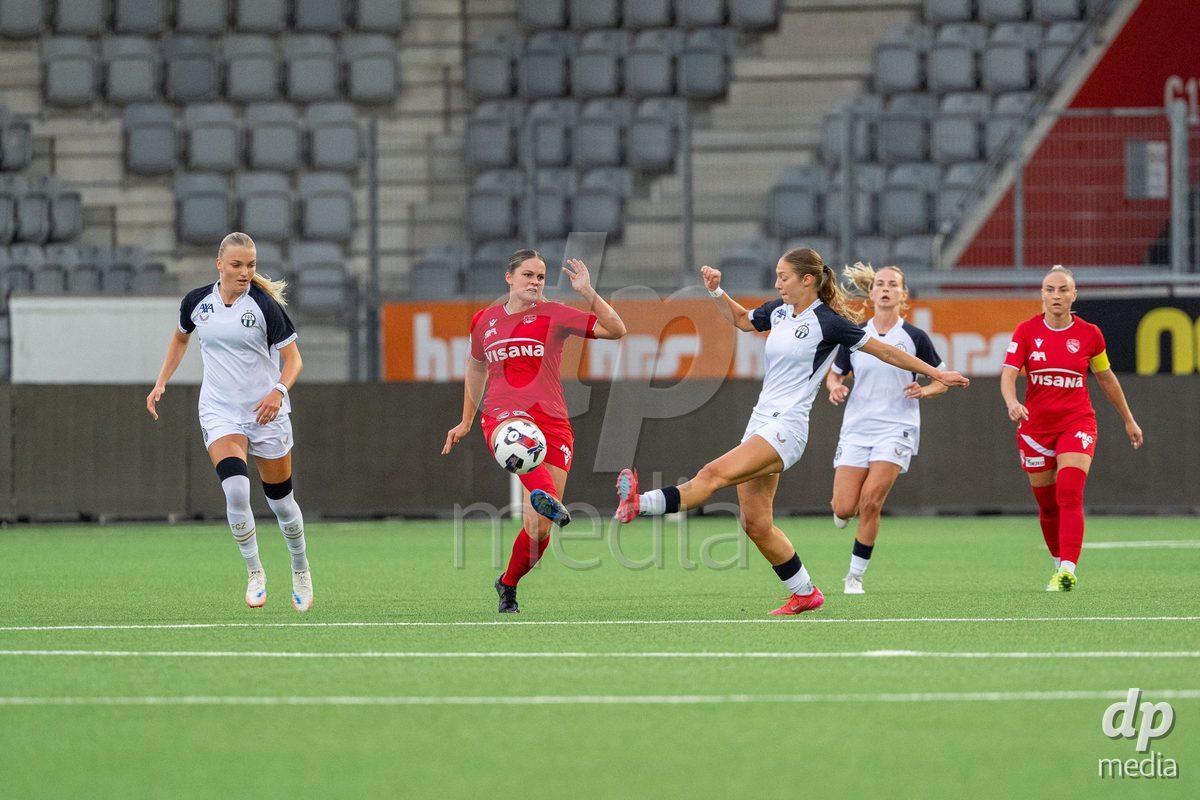 Switzerland: AXA Womens Super League 2025/26, FC Thun vs FC Zurich - Stockhorn Arena, Thun: Selina Ueltschi (11 Thun) in action