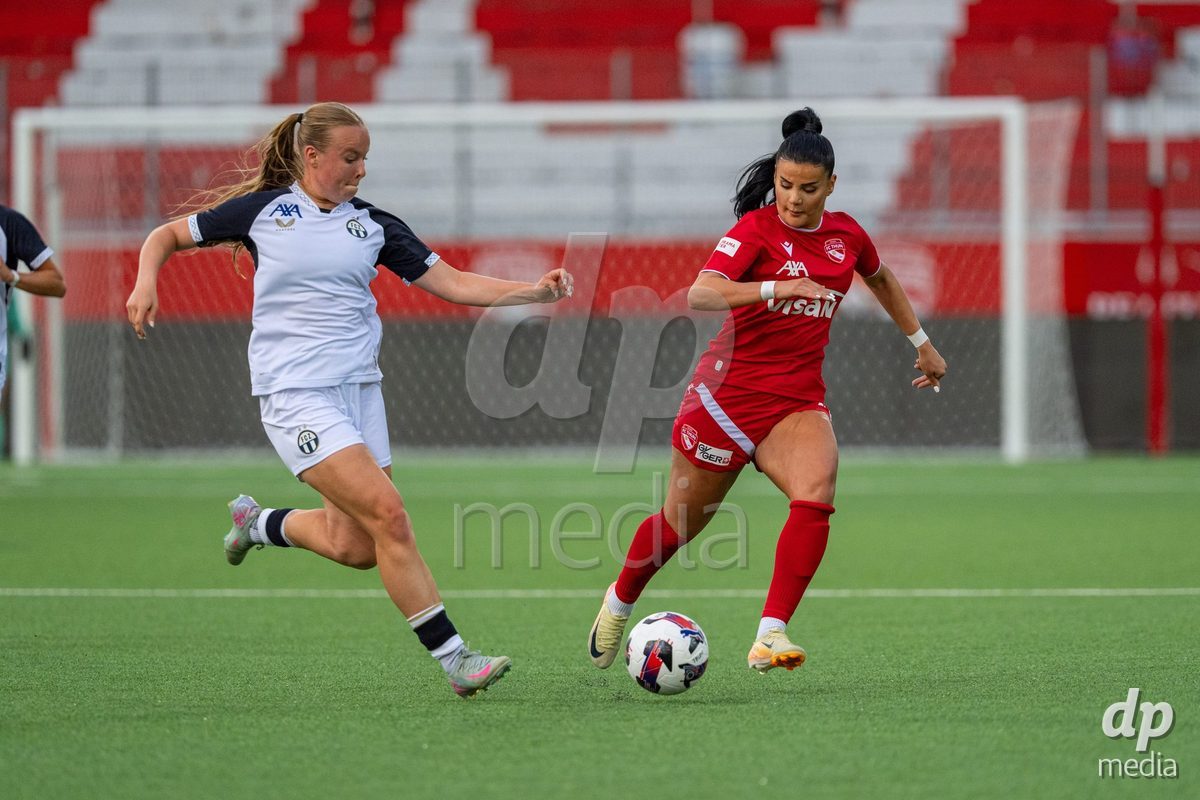 Switzerland: AXA Womens Super League 2025/26, FC Thun vs FC Zurich - Stockhorn Arena, Thun: Larissa Uetz (22 Zurich) in duel with Mimoza Hamidi (7 Thun)