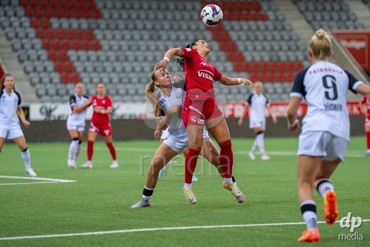 Switzerland: AXA Womens Super League 2025/26, FC Thun vs FC Zurich - Stockhorn Arena, Thun: Mimoza Hamidi (7 Thun) jumps for a header against Larissa Uetz (22 Zurich)