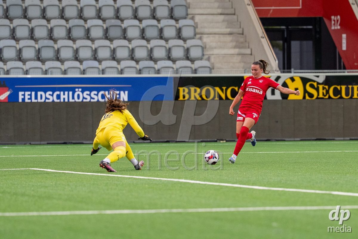 Switzerland: AXA Womens Super League 2025/26, FC Thun vs FC Zurich - Stockhorn Arena, Thun: Big chance for Janine Minnig (9 Thun) against Yasmine Ammar (12 Zurich)