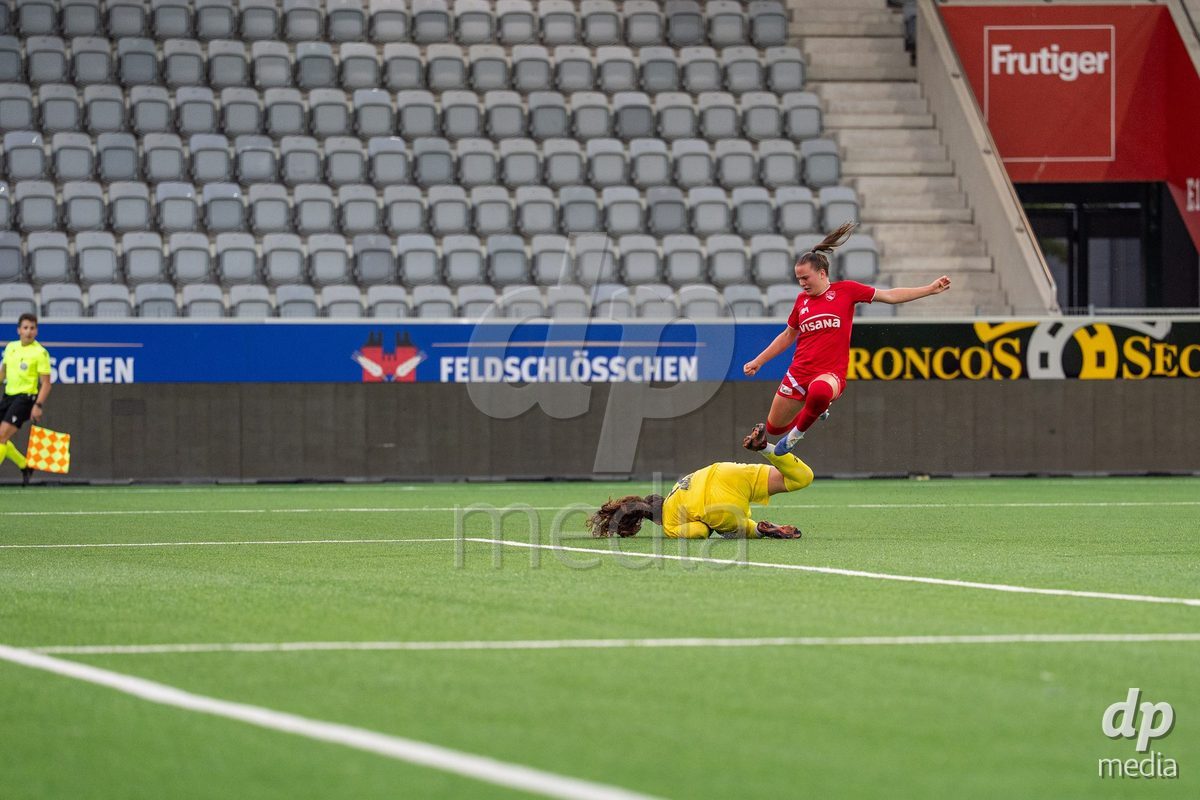 Switzerland: AXA Womens Super League 2025/26, FC Thun vs FC Zurich - Stockhorn Arena, Thun: Janine Minnig (9 Thun) with big chance