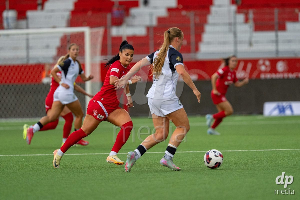 Switzerland: AXA Womens Super League 2025/26, FC Thun vs FC Zurich - Stockhorn Arena, Thun: Mimoza Hamidi (7 Thun) in action