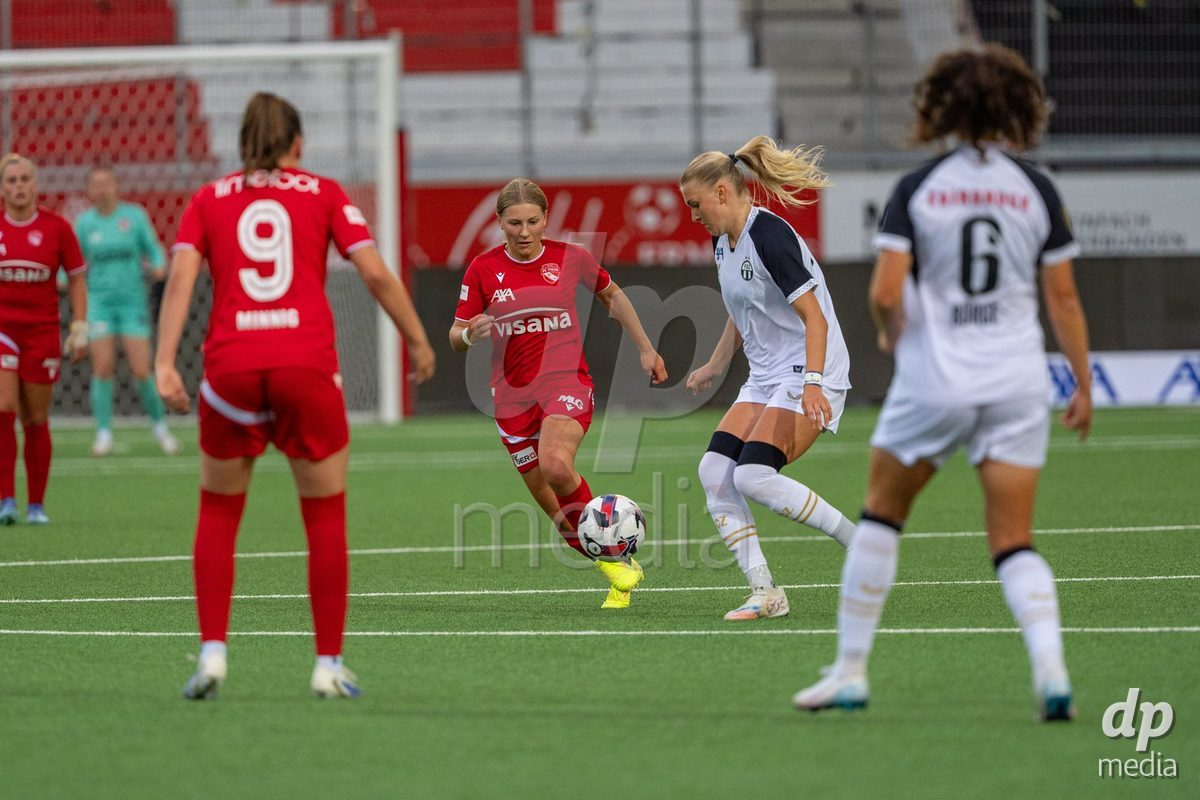 Switzerland: AXA Womens Super League 2025/26, FC Thun vs FC Zurich - Stockhorn Arena, Thun: Lara Colpi (17 Thun) in action against Romy Baraniak (25 Zurich)