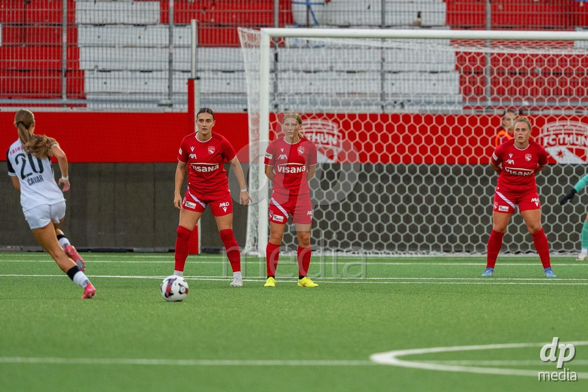 Switzerland: AXA Womens Super League 2025/26, FC Thun vs FC Zurich - Stockhorn Arena, Thun: Jael Jost (77 Thun) and Lara Colpi (17 Thun) defending