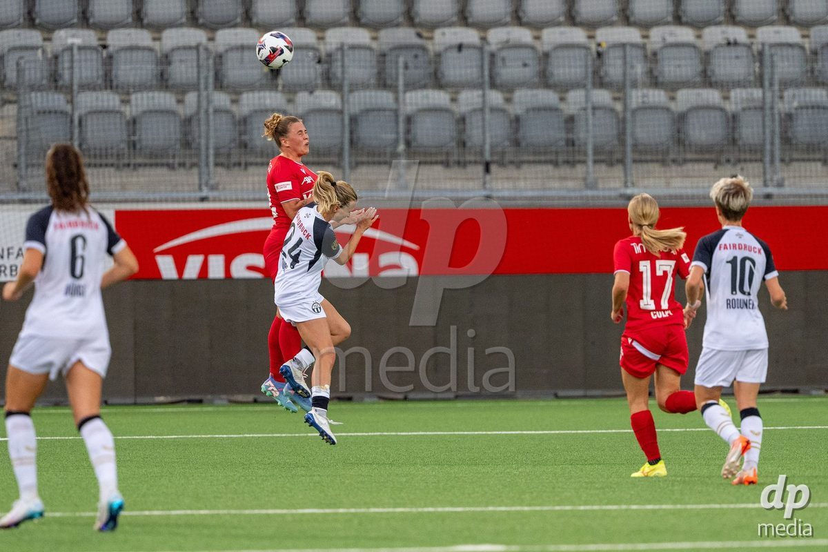 Switzerland: AXA Womens Super League 2025/26, FC Thun vs FC Zurich - Stockhorn Arena, Thun: Alana Burkhart (22 Thun) jumps for a header against Kim Dubs (24 Zurich)