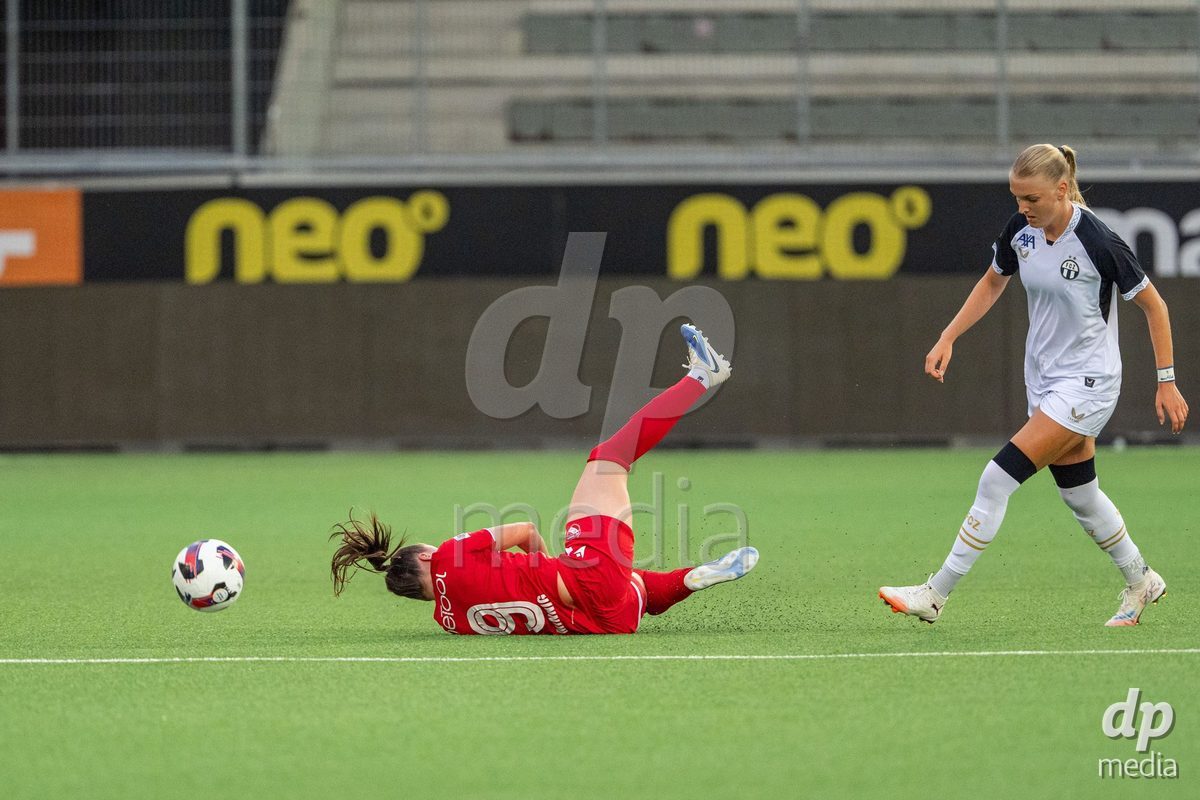 Switzerland: AXA Womens Super League 2025/26, FC Thun vs FC Zurich - Stockhorn Arena, Thun: Janine Minnig (9 Thun) lies on the ground after foul