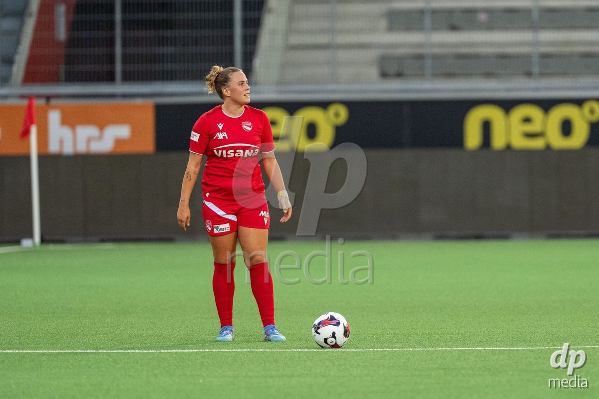 Switzerland: AXA Womens Super League 2025/26, FC Thun vs FC Zurich - Stockhorn Arena, Thun: Alana Burkhart (22 Thun) shoots a free kick