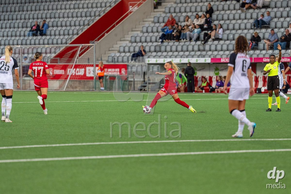 Switzerland: AXA Womens Super League 2025/26, FC Thun vs FC Zurich - Stockhorn Arena, Thun: Shenia Schmid (61 Thun) in action