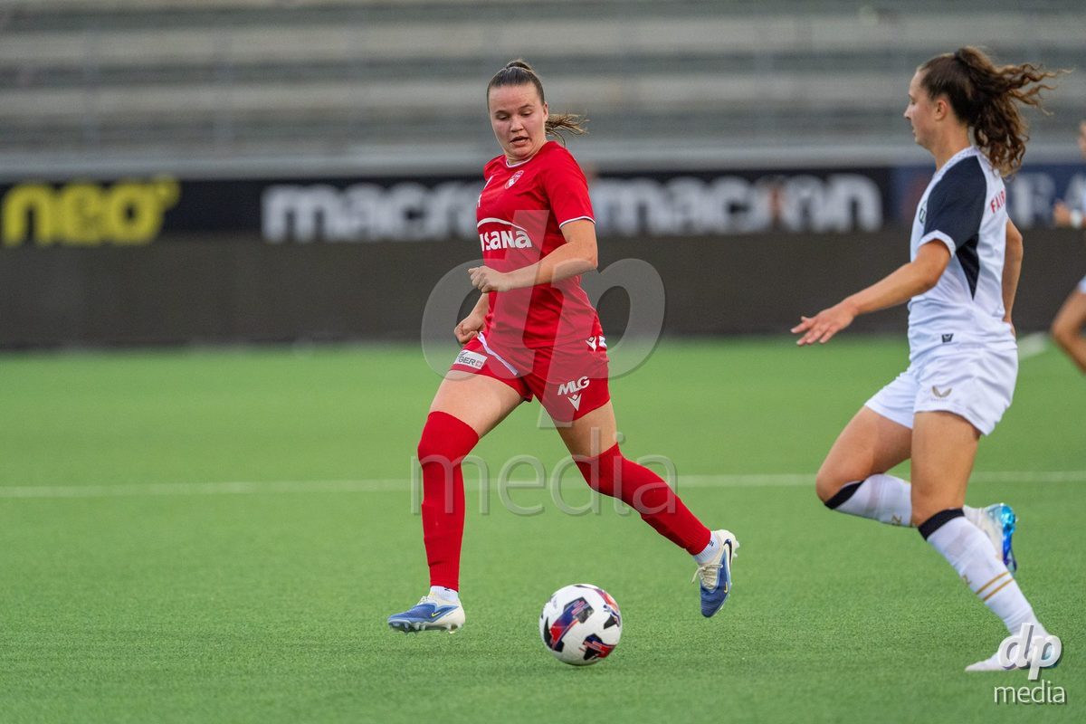 Switzerland: AXA Womens Super League 2025/26, FC Thun vs FC Zurich - Stockhorn Arena, Thun: Janine Minnig (9 Thun) in action