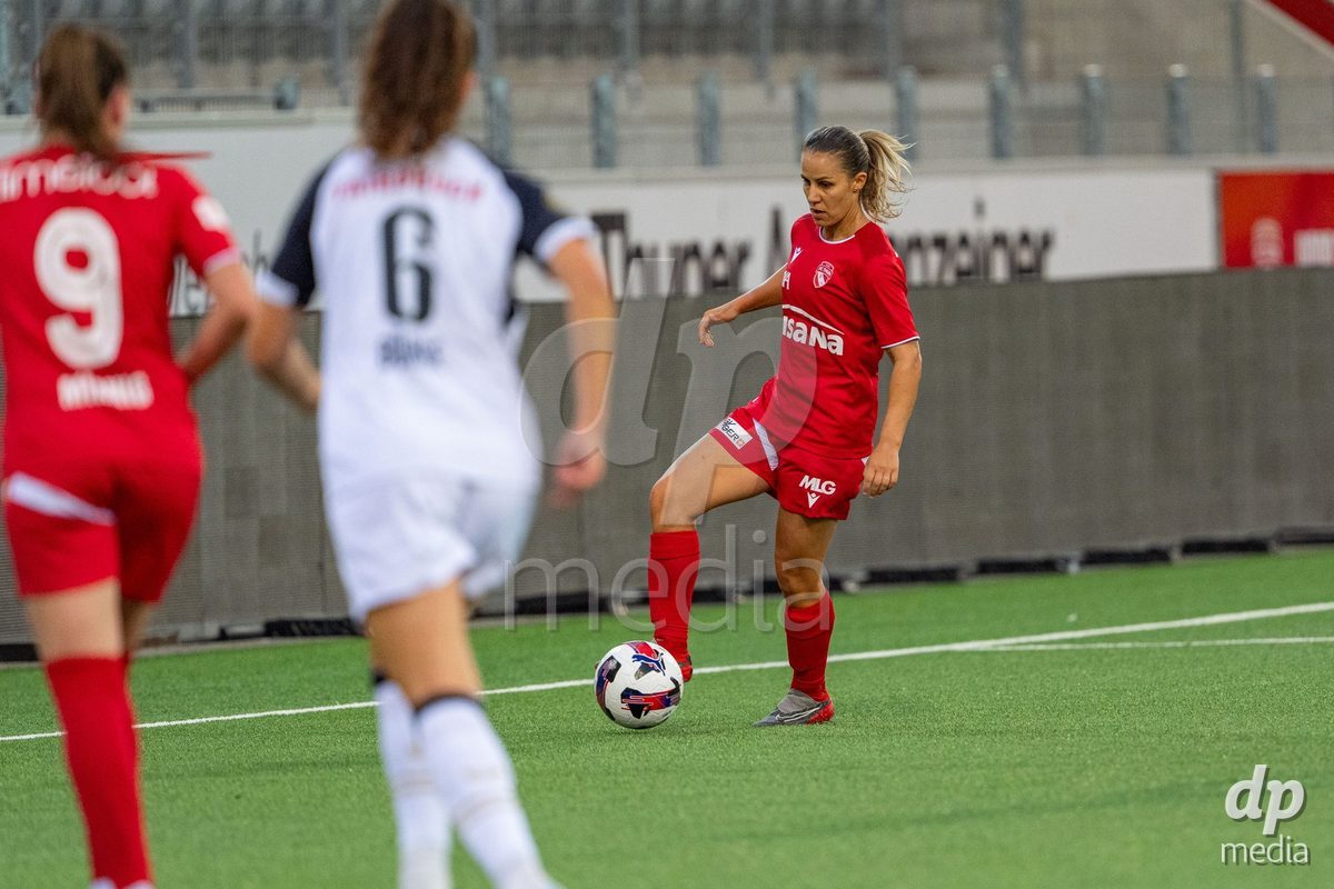 Switzerland: AXA Womens Super League 2025/26, FC Thun vs FC Zurich - Stockhorn Arena, Thun: Simona Rumyanova Petkova (8 Thun) in action