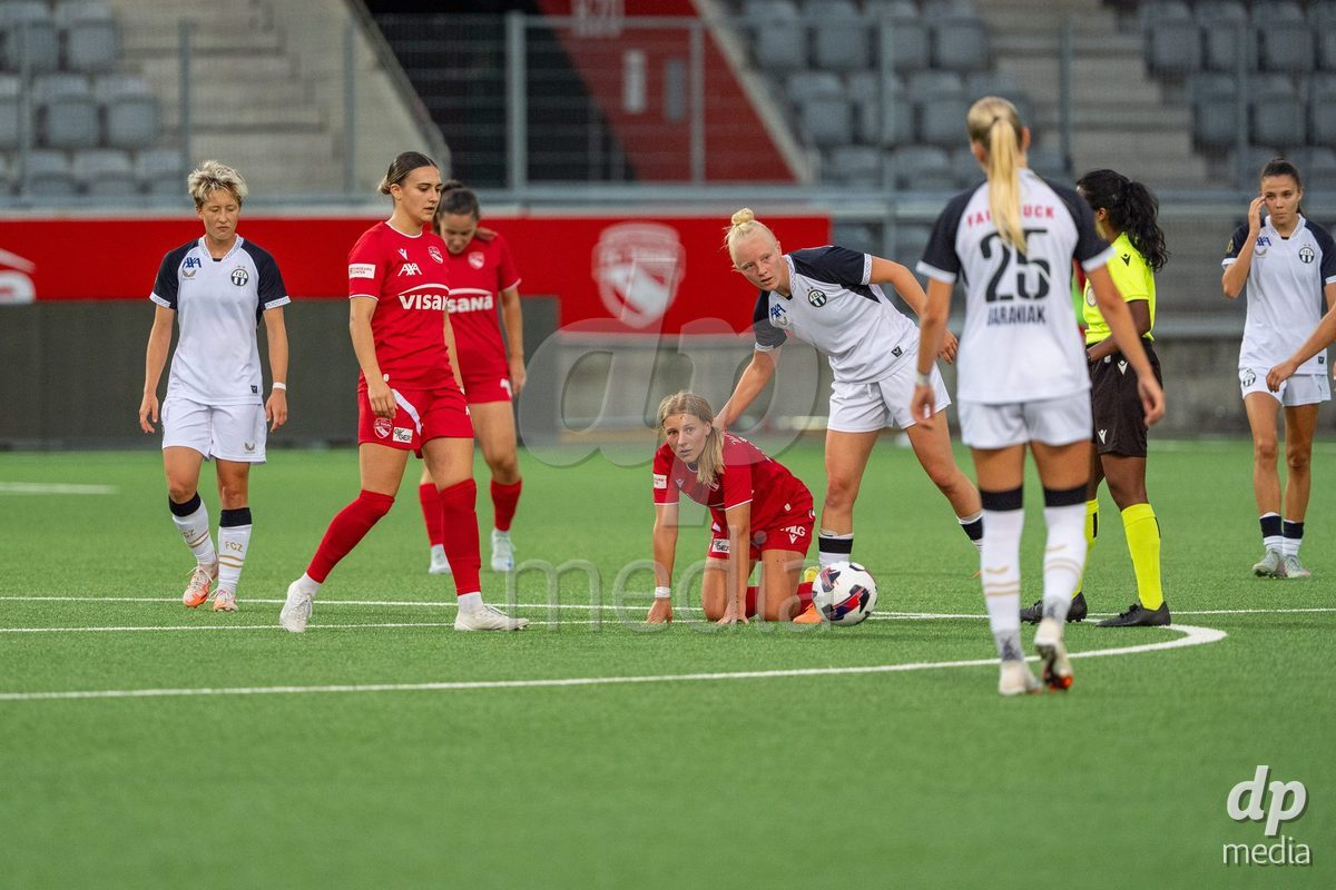 Switzerland: AXA Womens Super League 2025/26, FC Thun vs FC Zurich - Stockhorn Arena, Thun: Lara Colpi (17 Thun) on ground after foul