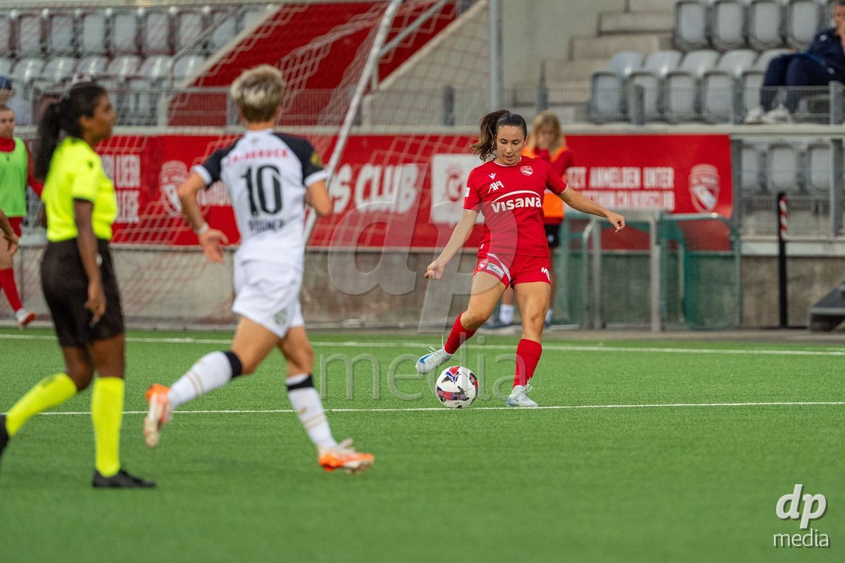 Switzerland: AXA Womens Super League 2025/26, FC Thun vs FC Zurich - Stockhorn Arena, Thun: Alisha Heiniger (6 Thun) in action