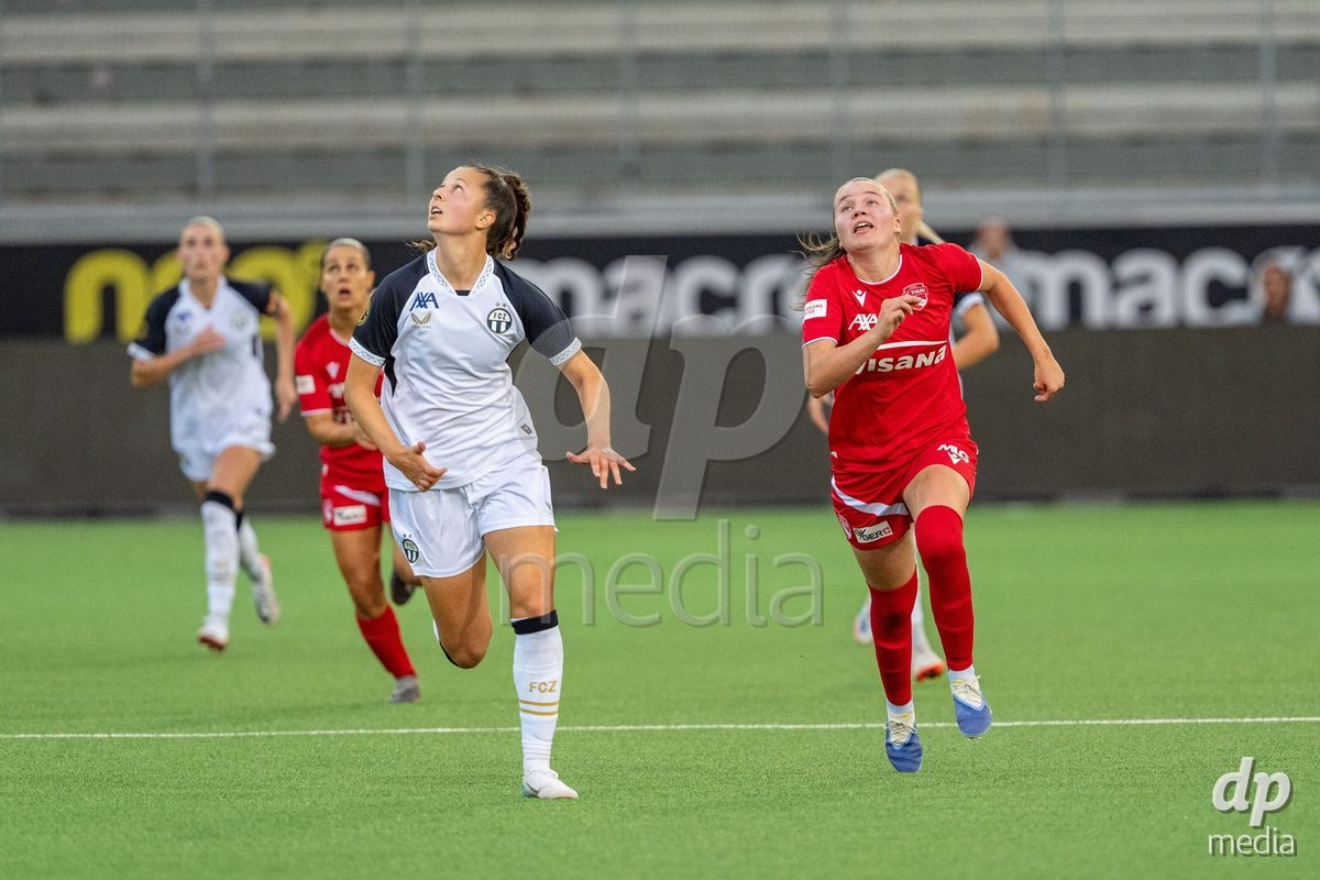 Switzerland: AXA Womens Super League 2025/26, FC Thun vs FC Zurich - Stockhorn Arena, Thun: Janine Minnig (9 Thun) and Luana Bürge (Luana Burge) (6 Zurich) look for the ball