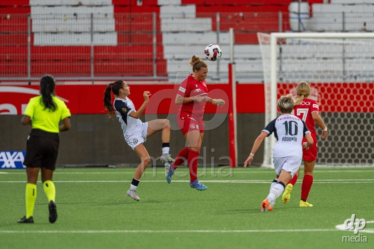 Switzerland: AXA Womens Super League 2025/26, FC Thun vs FC Zurich - Stockhorn Arena, Thun: Alana Burkhart (22 Thun) jumps for a header