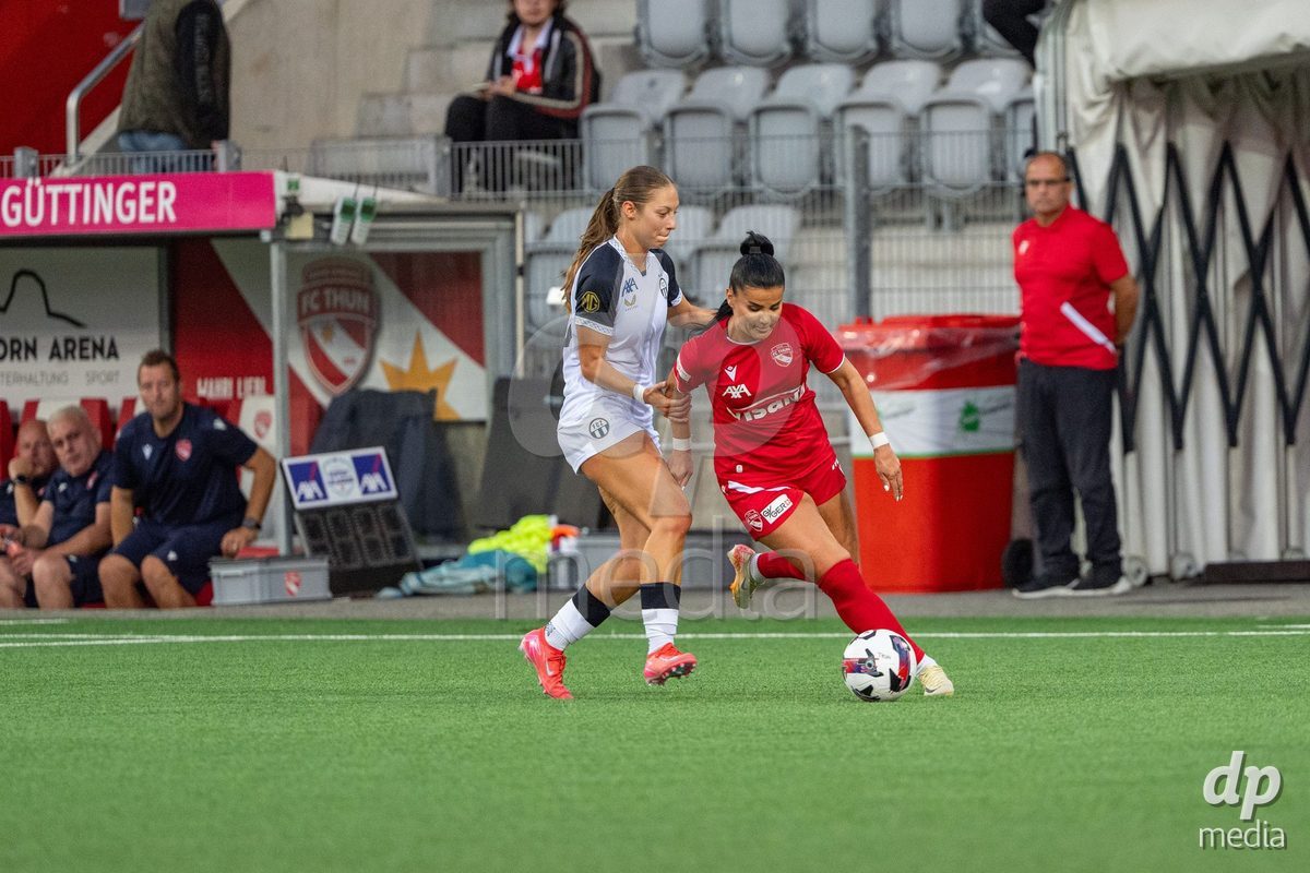 Switzerland: AXA Womens Super League 2025/26, FC Thun vs FC Zurich - Stockhorn Arena, Thun: Mimoza Hamidi (7 Thun) in duel with Martina Cavar (20 Zurich)