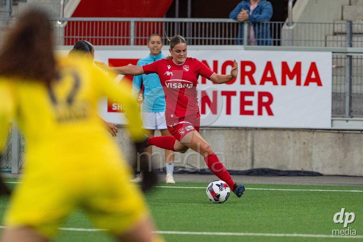Switzerland: AXA Womens Super League 2025/26, FC Thun vs FC Zurich - Stockhorn Arena, Thun: Selina Ueltschi (11 Thun) in action