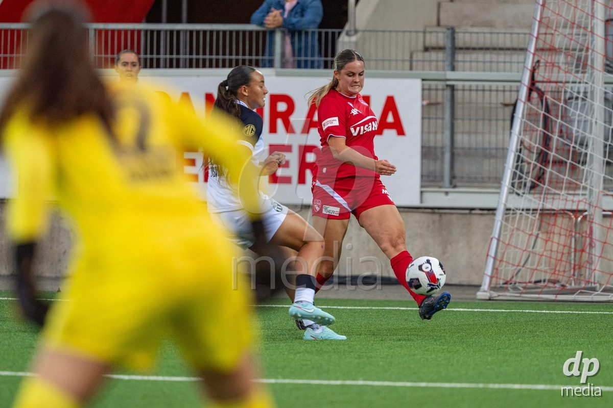 Switzerland: AXA Womens Super League 2025/26, FC Thun vs FC Zurich - Stockhorn Arena, Thun: Selina Ueltschi (11 Thun) in action