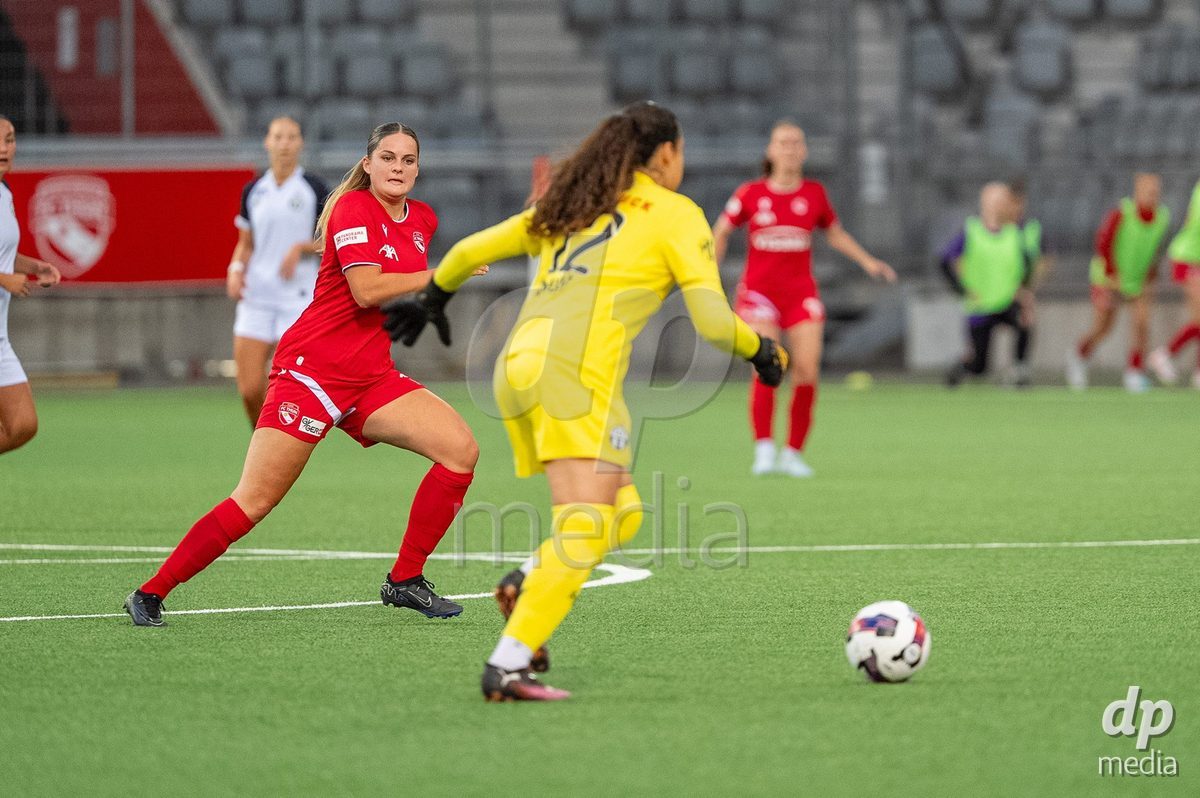 Switzerland: AXA Womens Super League 2025/26, FC Thun vs FC Zurich - Stockhorn Arena, Thun: Selina Ueltschi (11 Thun) in action