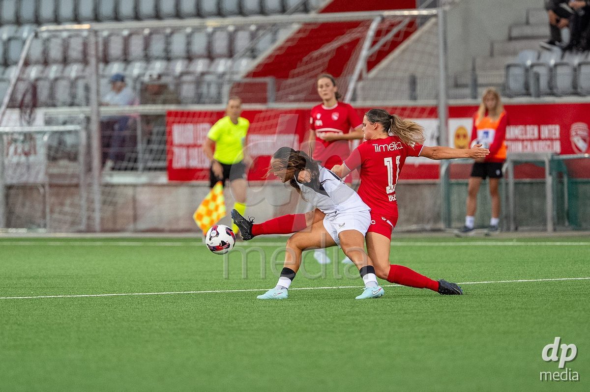 Switzerland: AXA Womens Super League 2025/26, FC Thun vs FC Zurich - Stockhorn Arena, Thun: Selina Ueltschi (11 Thun) in duel with Shanae Tsawa (16 Zurich)