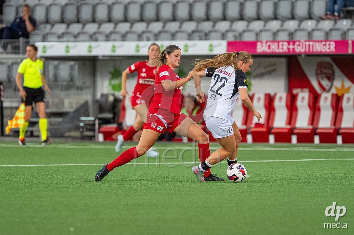 Switzerland: AXA Womens Super League 2025/26, FC Thun vs FC Zurich - Stockhorn Arena, Thun: Selina Ueltschi (11 Thun) in duel with Larissa Uetz (22 Zurich)