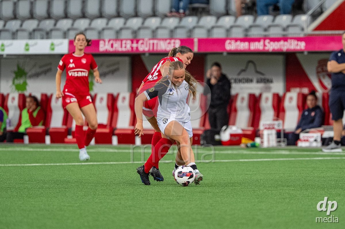 Switzerland: AXA Womens Super League 2025/26, FC Thun vs FC Zurich - Stockhorn Arena, Thun: Selina Ueltschi (11 Thun) in duel with Larissa Uetz (22 Zurich)