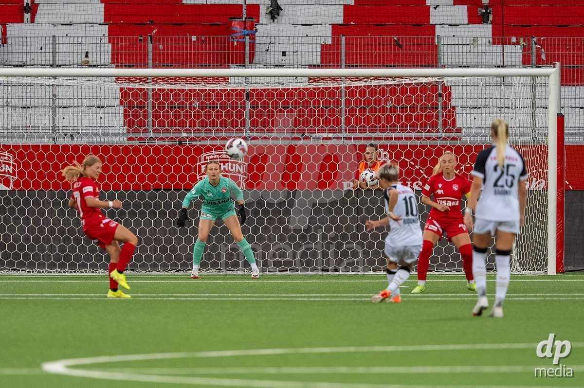Switzerland: AXA Womens Super League 2025/26, FC Thun vs FC Zurich - Stockhorn Arena, Thun: Daria Willimann (16 Thun) in action