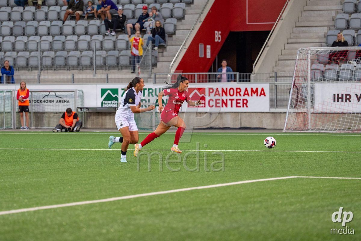 Switzerland: AXA Womens Super League 2025/26, FC Thun vs FC Zurich - Stockhorn Arena, Thun: Mimoza Hamidi (7 Thun) in duel with Shanae Tsawa (16 Zurich)