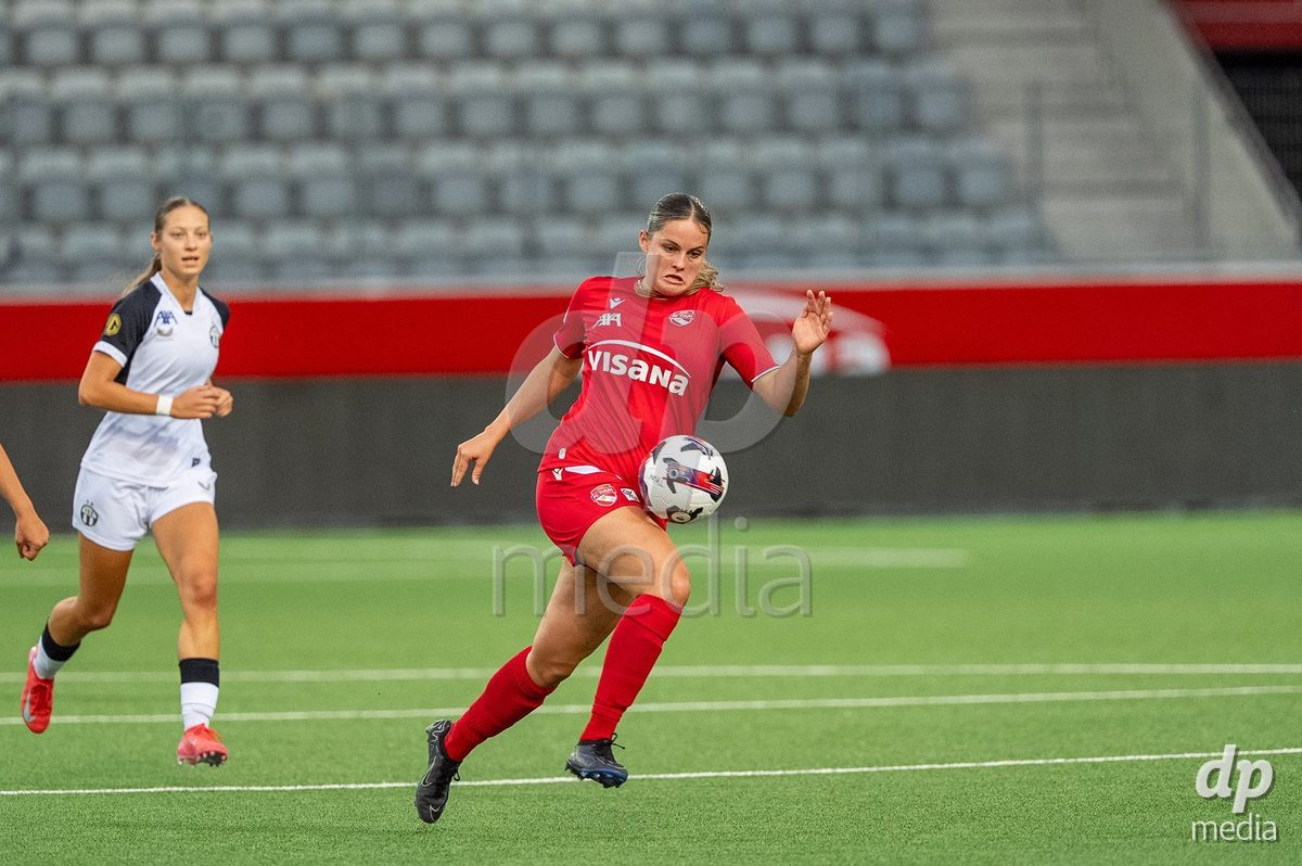 Switzerland: AXA Womens Super League 2025/26, FC Thun vs FC Zurich - Stockhorn Arena, Thun: Selina Ueltschi (11 Thun) in action