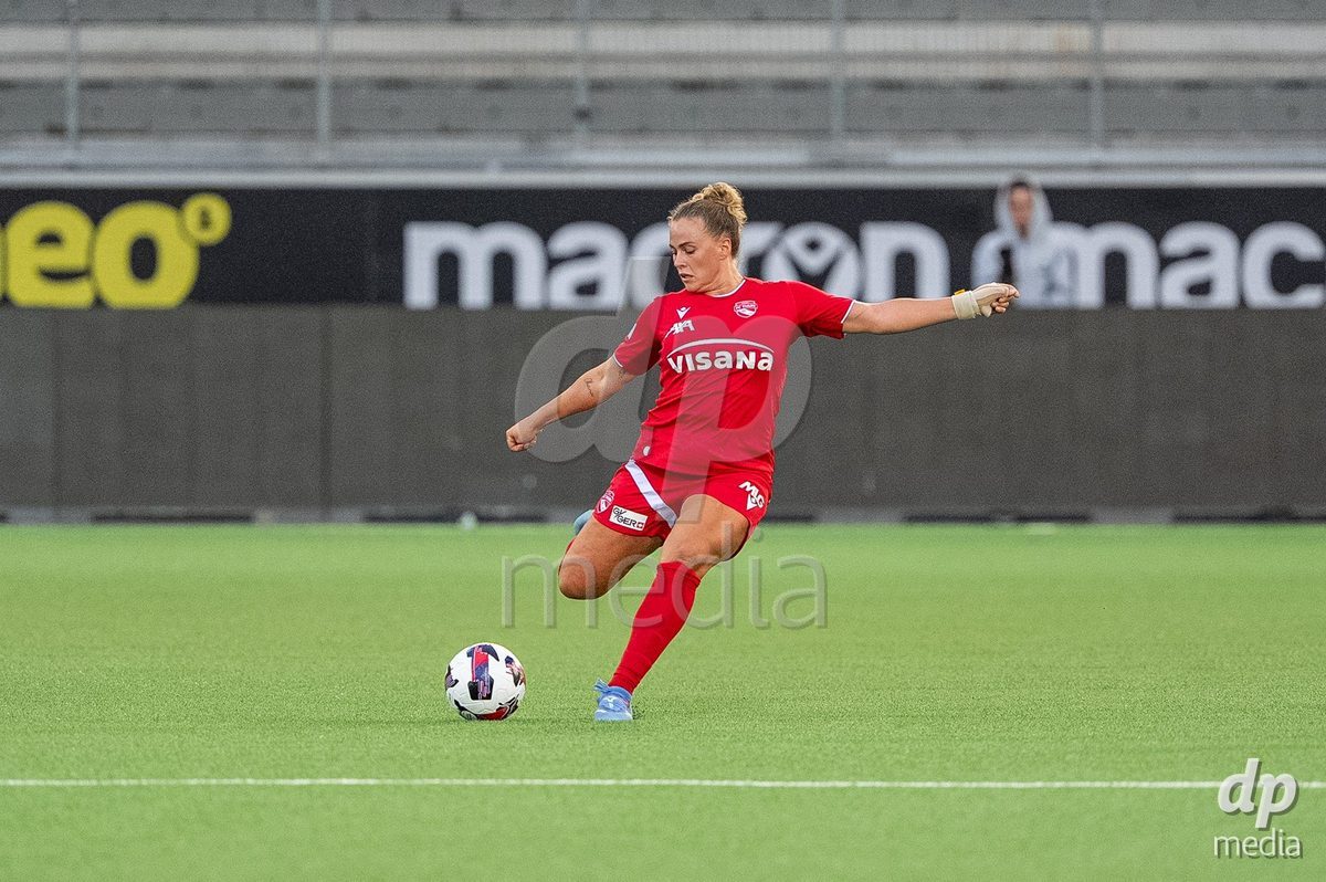 Switzerland: AXA Womens Super League 2025/26, FC Thun vs FC Zurich - Stockhorn Arena, Thun: Alana Burkhart (22 Thun) in action