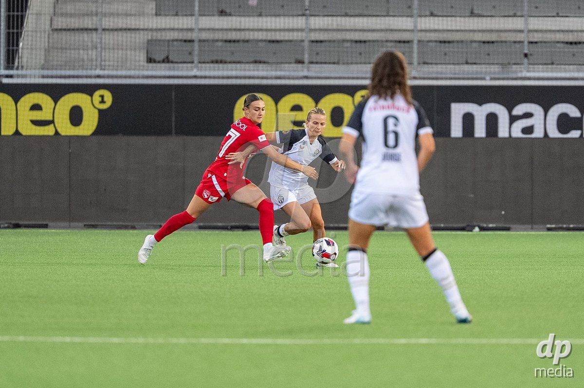 Switzerland: AXA Womens Super League 2025/26, FC Thun vs FC Zurich - Stockhorn Arena, Thun: Jael Jost (77 Thun) in duel with Kim Dubs (24 Zurich)