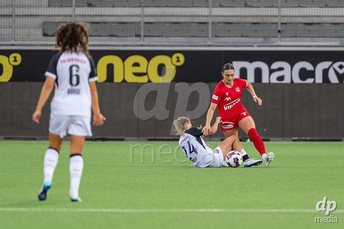 Switzerland: AXA Womens Super League 2025/26, FC Thun vs FC Zurich - Stockhorn Arena, Thun: Jael Jost (77 Thun) in duel with Kim Dubs (24 Zurich)