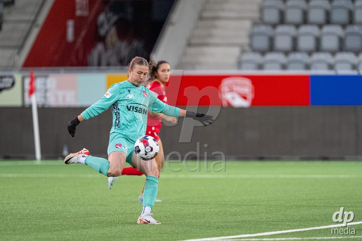 Switzerland: AXA Womens Super League 2025/26, FC Thun vs FC Zurich - Stockhorn Arena, Thun: Daria Willimann (16 Thun) in action
