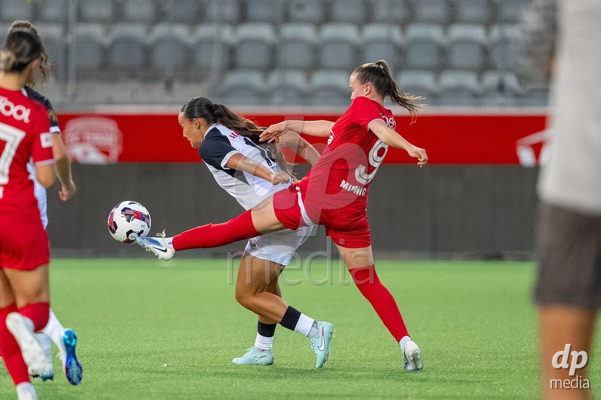 Switzerland: AXA Womens Super League 2025/26, FC Thun vs FC Zurich - Stockhorn Arena, Thun: Janine Minnig (9 Thun) in action against Shanae Tsawa (16 Zurich)