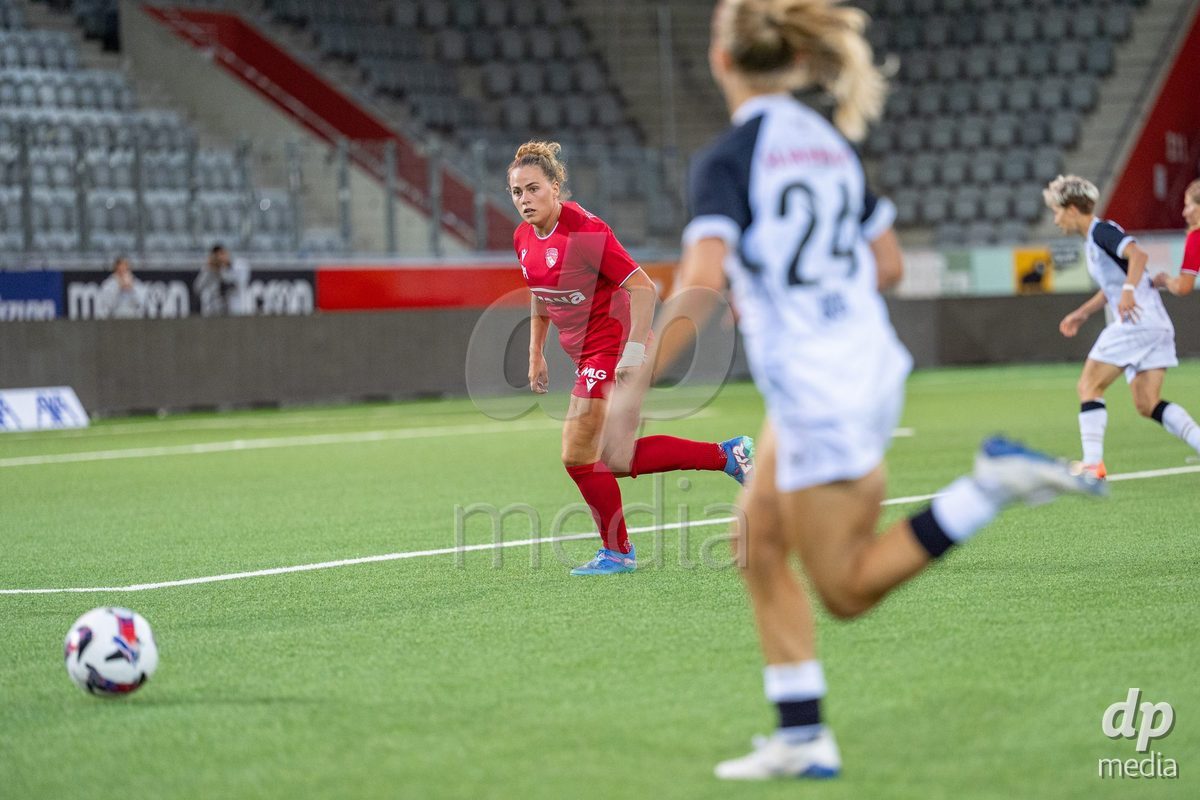 Switzerland: AXA Womens Super League 2025/26, FC Thun vs FC Zurich - Stockhorn Arena, Thun: Alana Burkhart (22 Thun) in action