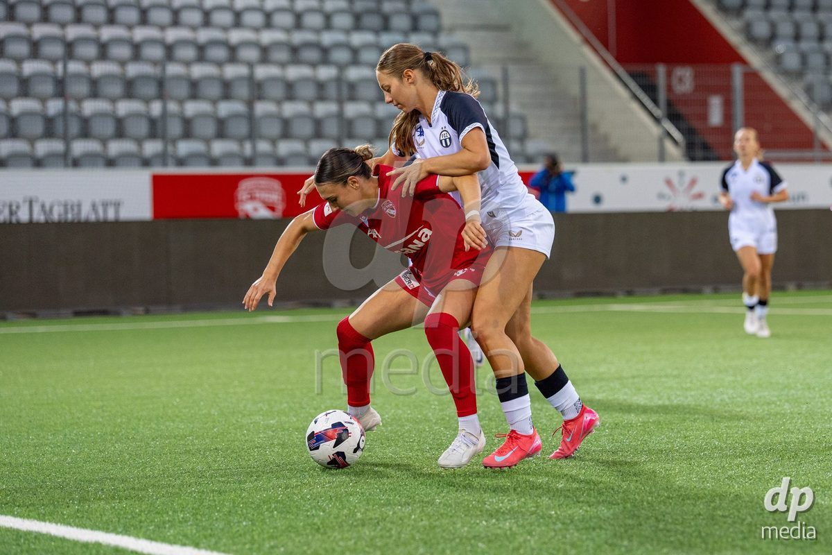 Switzerland: AXA Womens Super League 2025/26, FC Thun vs FC Zurich - Stockhorn Arena, Thun: Jael Jost (77 Thun) in duel with Martina Cavar (20 Zurich)