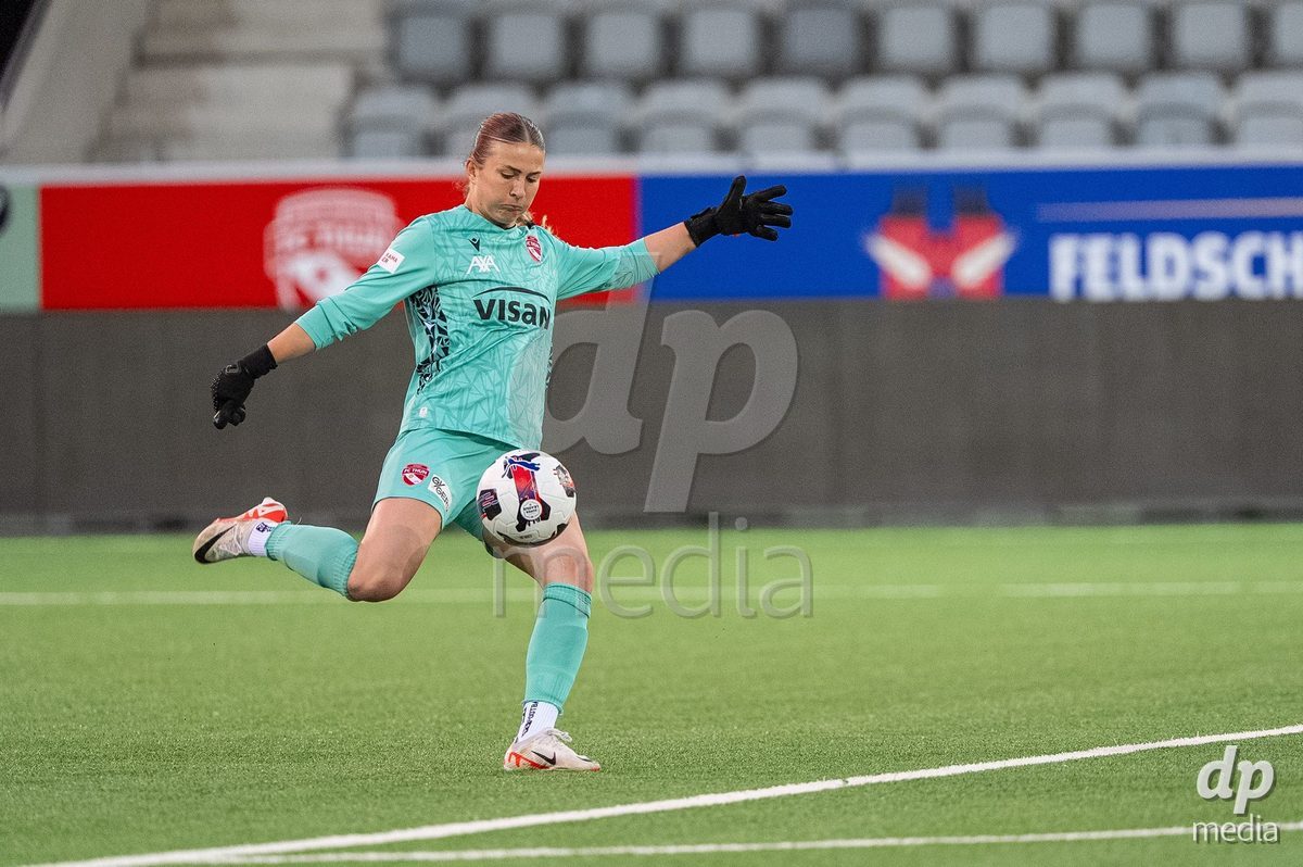 Switzerland: AXA Womens Super League 2025/26, FC Thun vs FC Zurich - Stockhorn Arena, Thun: Daria Willimann (16 Thun) in action