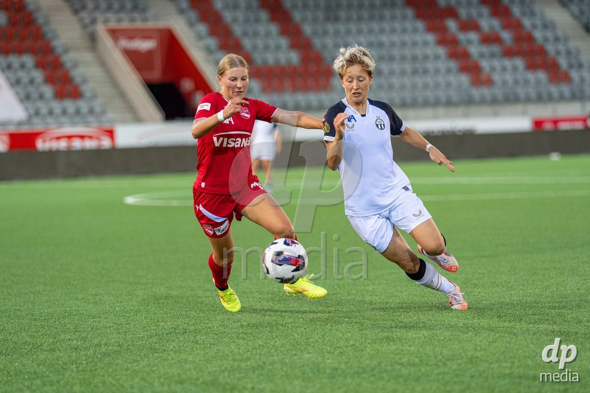 Switzerland: AXA Womens Super League 2025/26, FC Thun vs FC Zurich - Stockhorn Arena, Thun: Lara Colpi (17 Thun) in duel with Amelie Jasmine Roduner (10 Zurich)